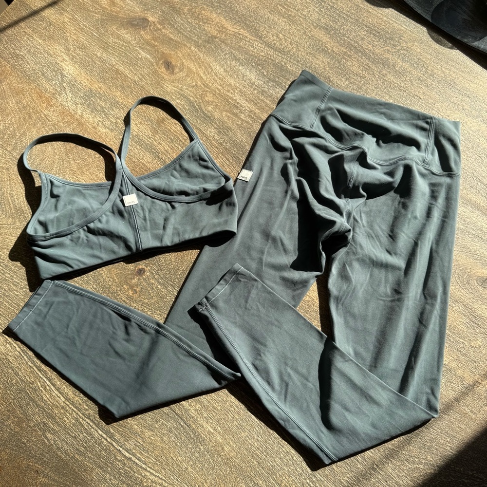 Vuori green workout set - Picture 2 of 3